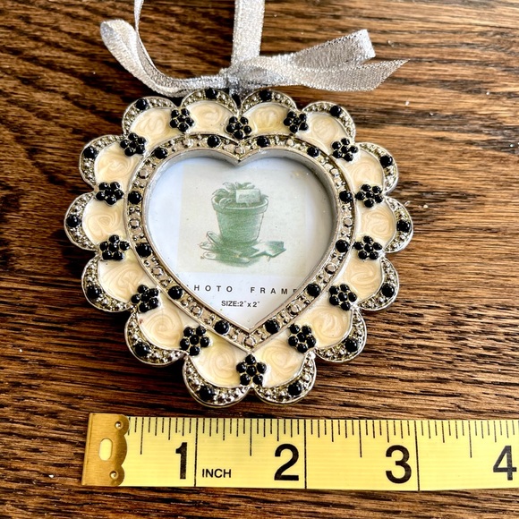 Black/Cream Metal Photo Frame Ornaments with Black Accent Beading - Picture 4 of 5